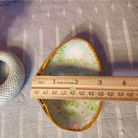 DECOUPAGE BUNNIES ON A CLAM SHELL - Picture 7 of 8